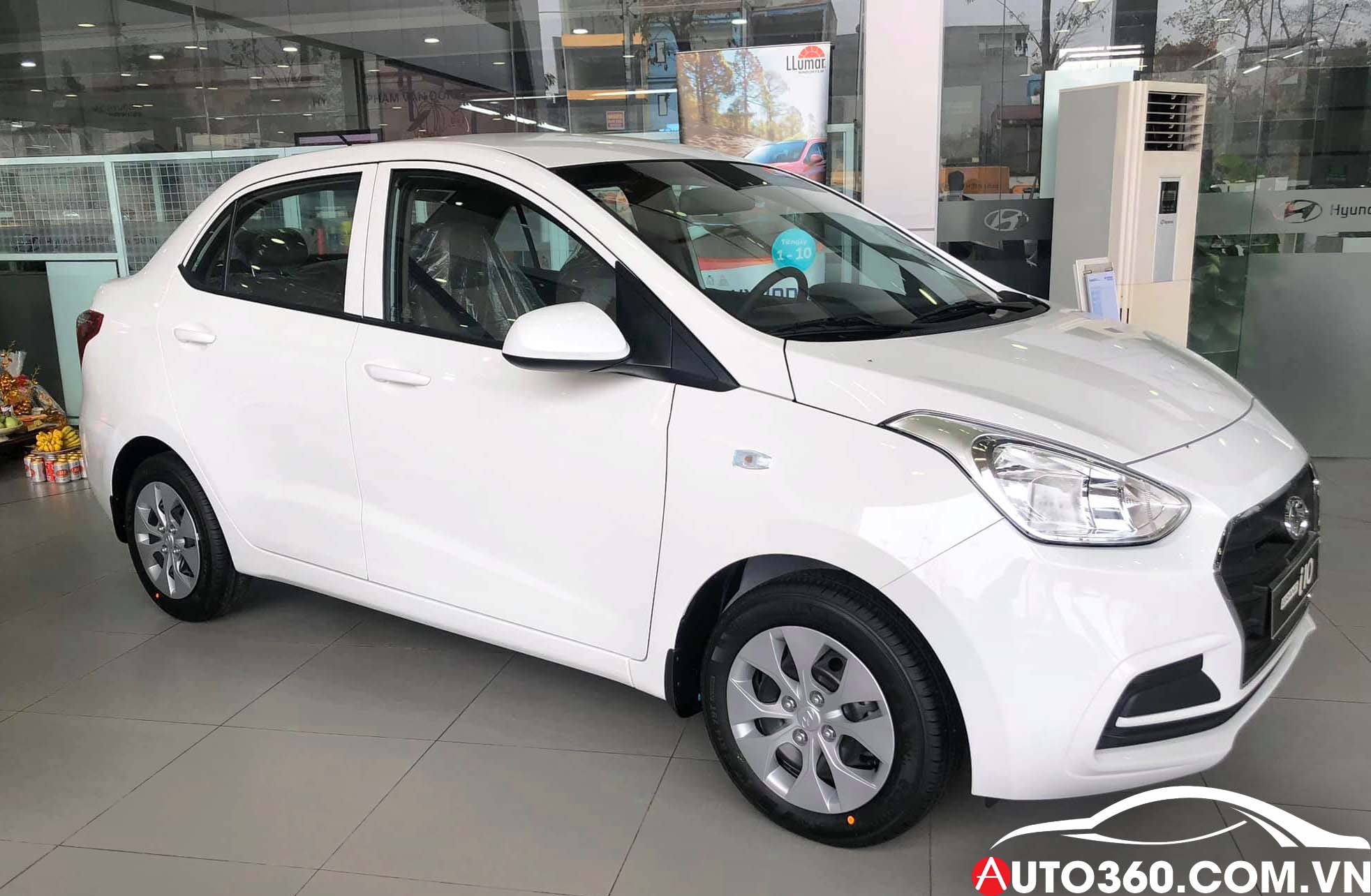 Trưng b&agrave;y Hyundai i10 tại Showroom