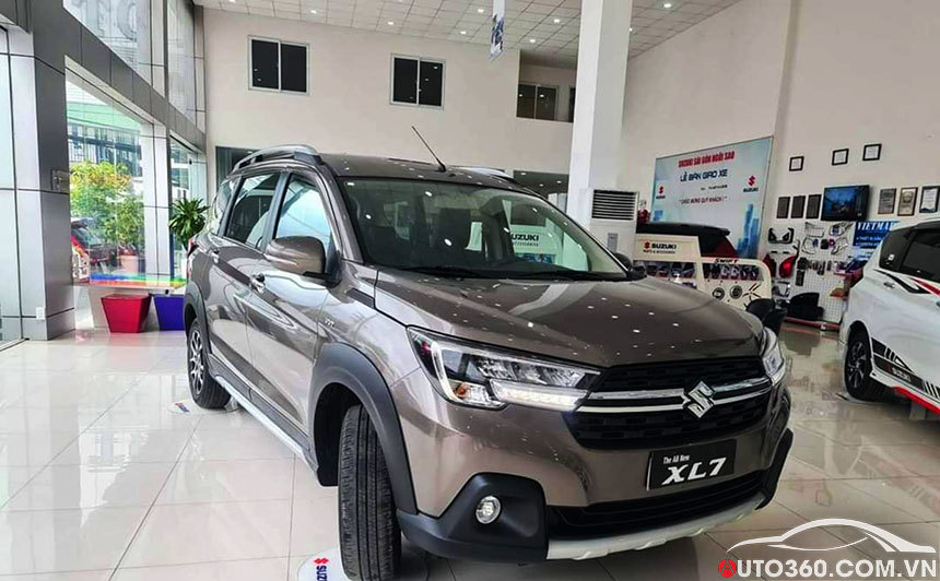Suzuki Xl7 tại showroom Long Biên