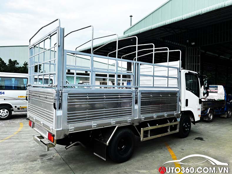 Xe tải thùng mui bạc QKR 230